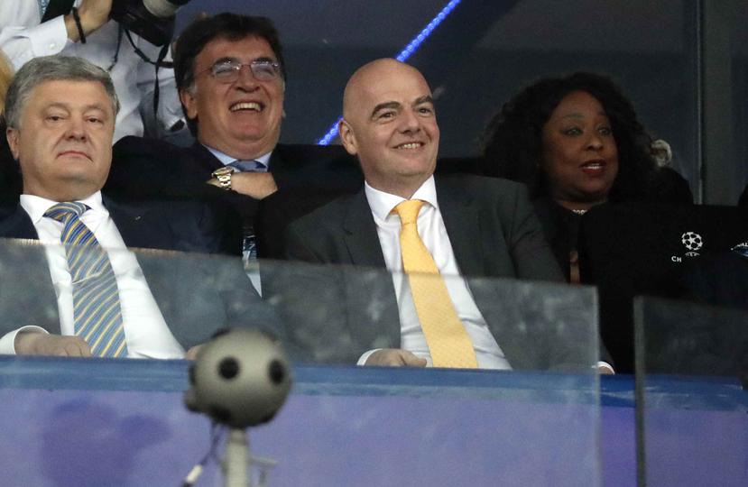 El presidente de la FIFA, Gianni Infantino (centro-derecha), observa la final de la Liga de Campeones, entre Real Madrid y Liverpool, realizada el 26 de mayo de 2018, en Kiev. (AP)
