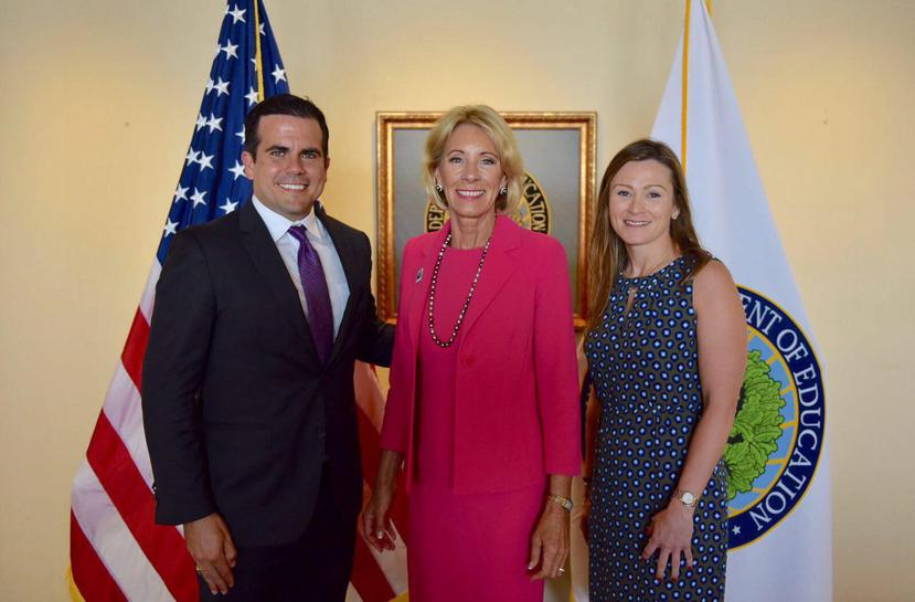 El gobernador Ricardo Rosselló junto a Betsy DeVos y Julia Keleher. (Suministrada)