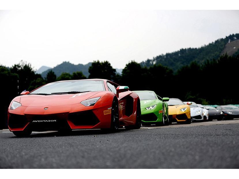Autos Lamborghini alineados en Shanghai listos para comenzar la ruta.