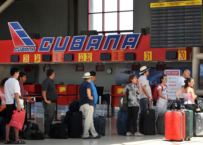 Varias personas hacen fila en el mostrador de la aerolínea Cubana de Aviación, en el aeropuerto José Martí, de La Habana. (EFE)