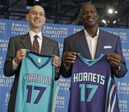 Michael Jordan, a la derecha junto al comisionado de la NBA, Adam Silver, seguirá en la operación de los Hornets hasta el sorteo de novatos la próxima semana.