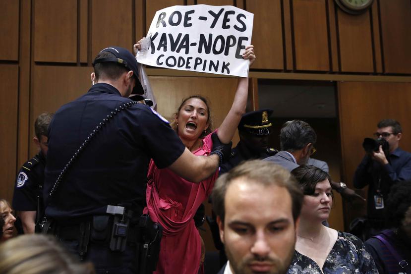 Una mujer protesta durante la audiencia de confirmación de Kavanaugh. (AP)