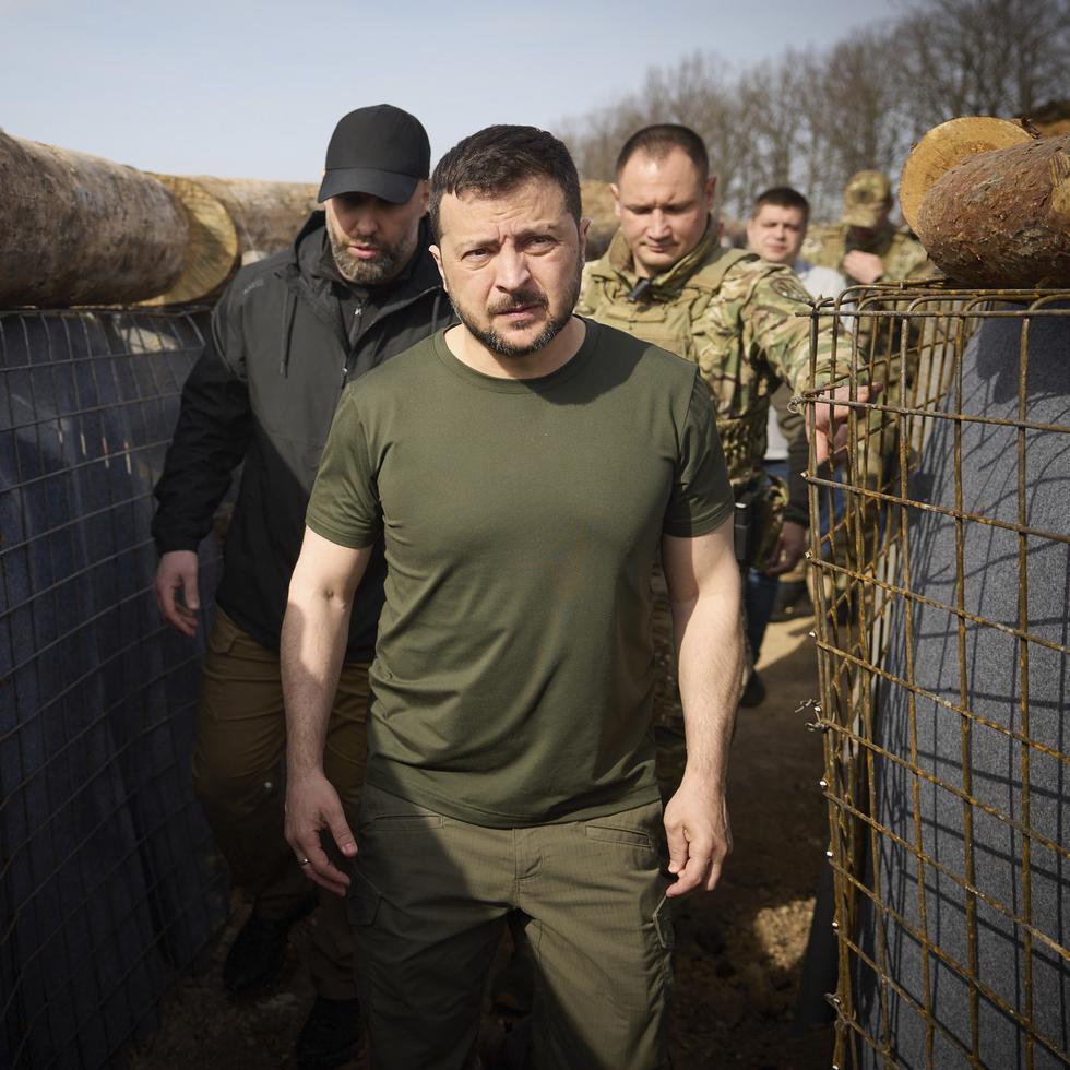 En esta foto facilitada por la Oficina de Prensa Presidencial de Ucrania, el presidente ucraniano Volodymyr Zelensky inspecciona las líneas de fortificación en la región de Kharkiv.
