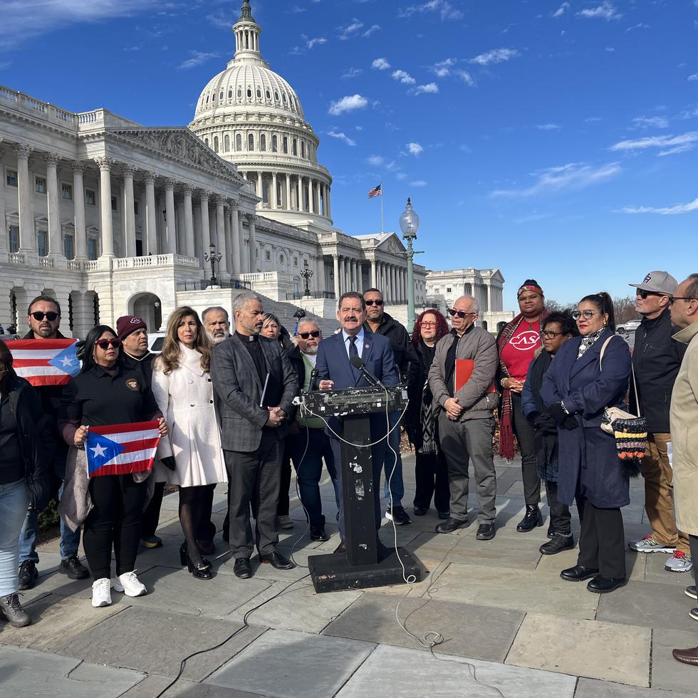 El congresista demócrata Jesús "Chuy" García, junto a líderes sindicales de Puerto Rico, abogó por eliminar la JSF que controla las finanzas del gobierno electo de la isla.