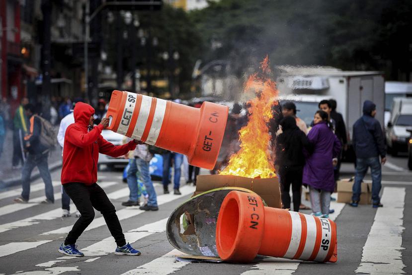 Manifestantes bloquean la avenida Ipiranga, en Sao Paulo, Brasil, con diversos objetos y hogueras. (EFE)