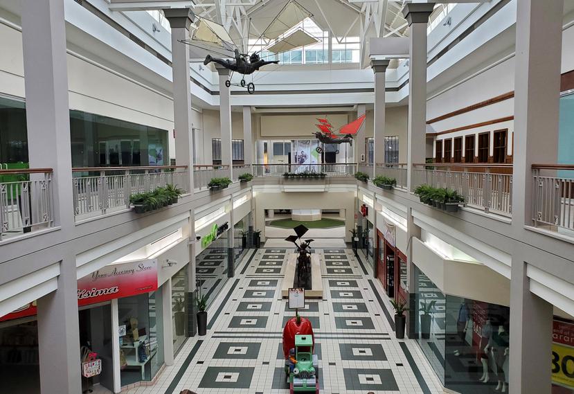 Según una fuente, el diseño del centro comercial no es práctico, tiene filtraciones y las escaleras eléctricas se dañan con regularidad, entre otros inconvenientes.