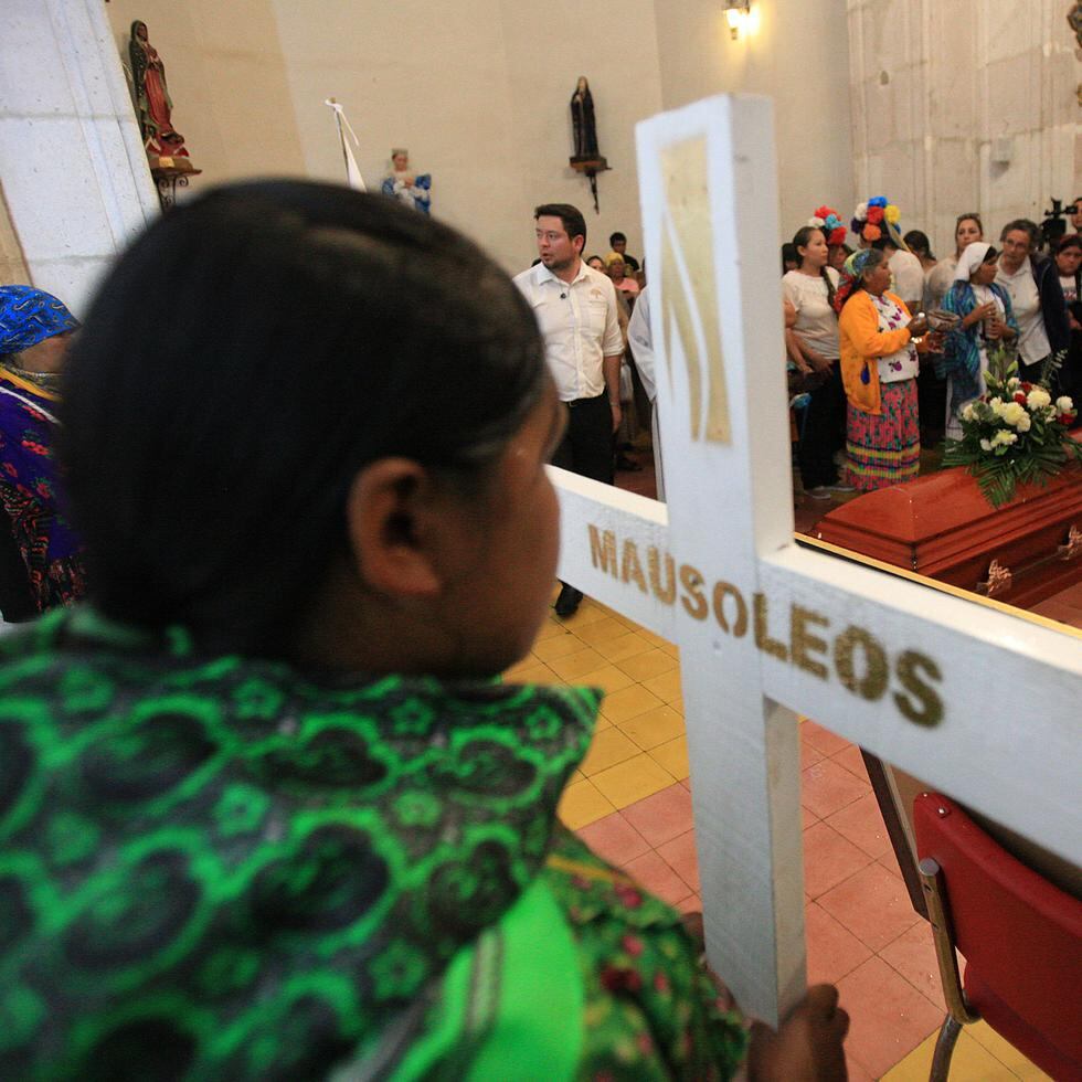 Ciudadanos participan en una misa en honor a los dos sacerdotes jesuitas asesinados en la iglesia San Francisco Javier de la comunidad de Cerocahui, municipio de Urique, estado de Chihuahua.