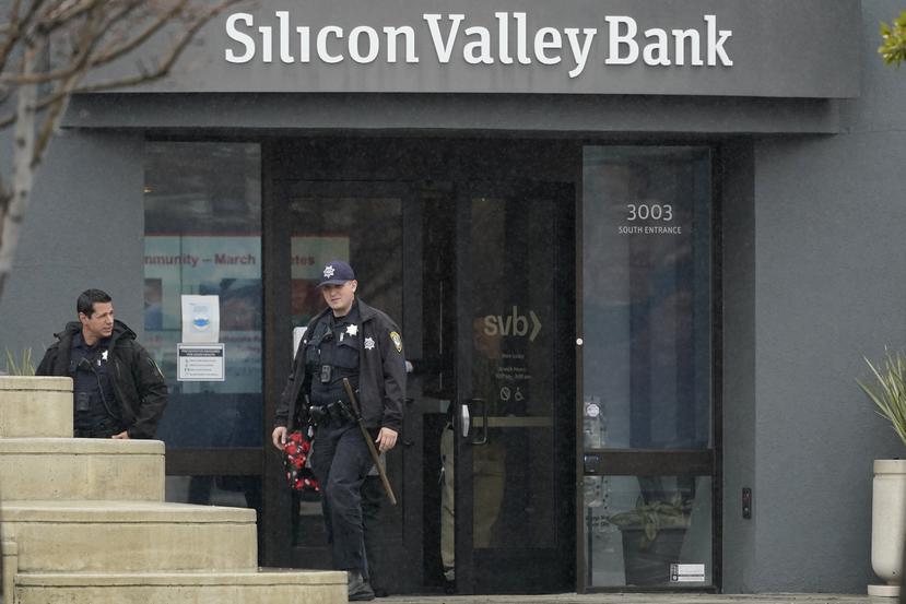 Agentes de la policía salen del banco Silicon Valley, el viernes 10 de marzo de 2023, en Santa Clara, California.