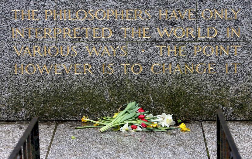 Flores descansan sobre la tumba de Karl Marx en el cementerio de Highgate de Londres. (Agencia EFE)