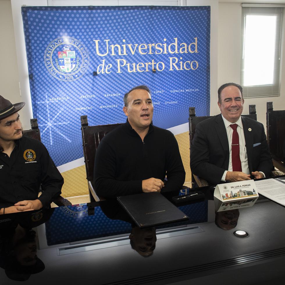 El CEO de GFR Media, Pedro Zorilla; el presidente de la UPR, Luis Ferrao Delgado; y los representantes estudiantiles Sebastián Segarra, de Utuado, y Emmanuel Rosario, de Bayamón, anunciaron el acuerdo.