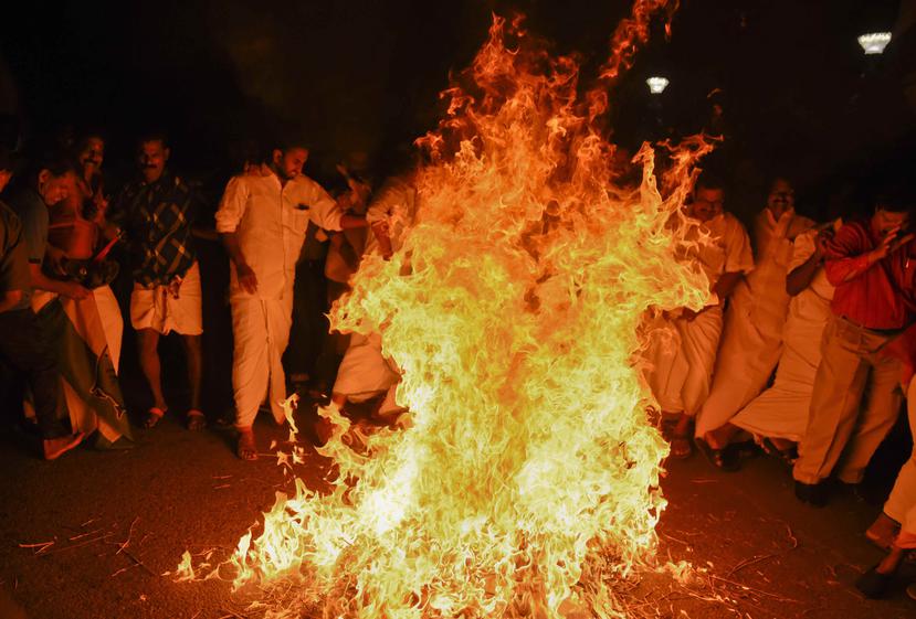Activistas del opositor partido del Congreso queman una efigie del ministro Pinarayi Vijayan tras los reportes sobre la entrada de dos mujeres en edad fértil al templo de Sabarimala, uno de los centros de peregrinación hindúes más importantes del mundo, e