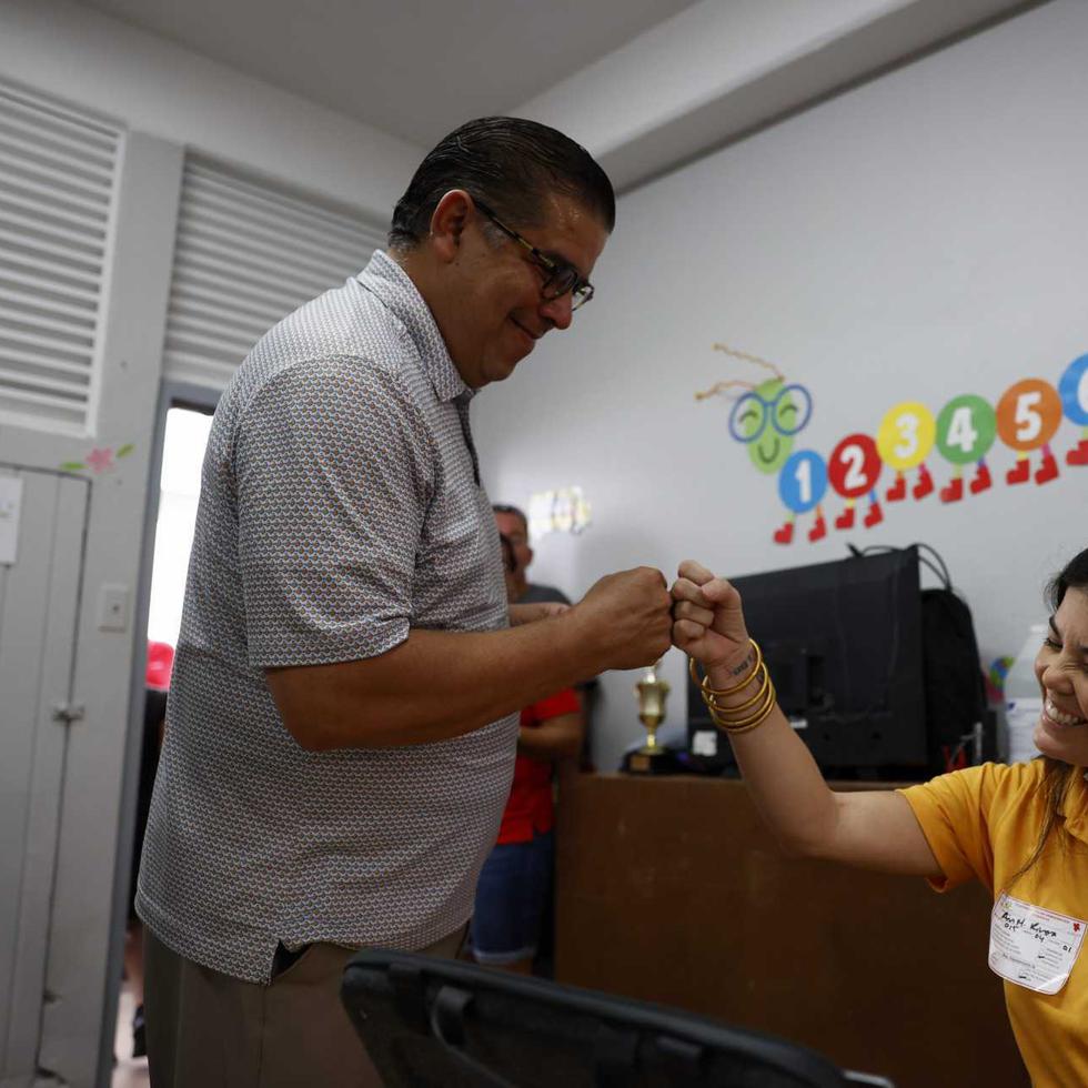 Rafael “Tatito” Hernández votó en la escuela Jacinto López Martínez, en Dorado.