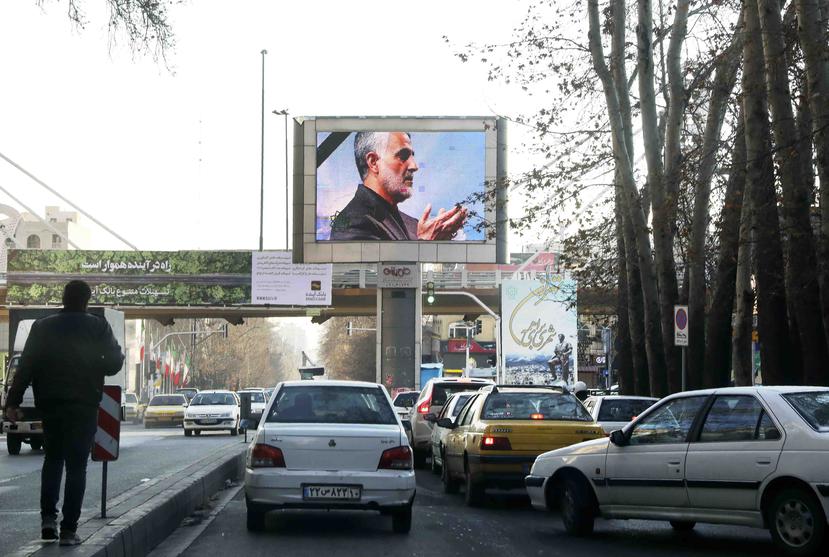 Una fotografía del general iraní Qassem Soleimani, asesinado en Irak por un dron estadounidense, es mostrada en una pantalla en el norte de Teherán, Irán, el jueves 9 de enero de 2020. (AP/Vahid Salemi)