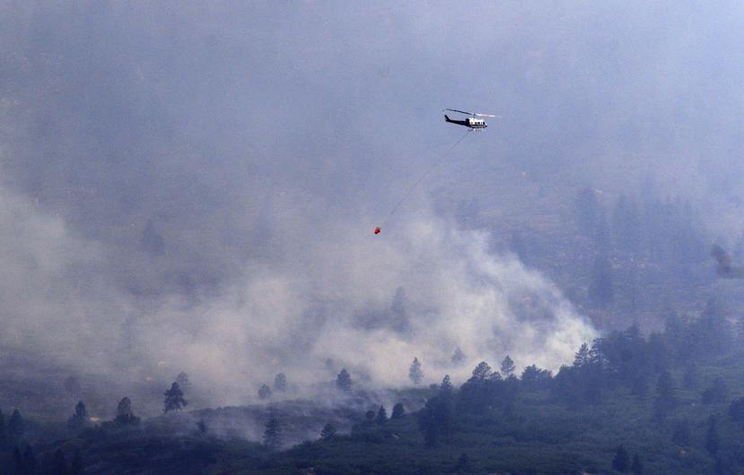 Un helicóptero trabaja en las labores de extinción de incendio forestal cerca de Colorado Springs, en Colorado, Estados Unidos. (EFE)
