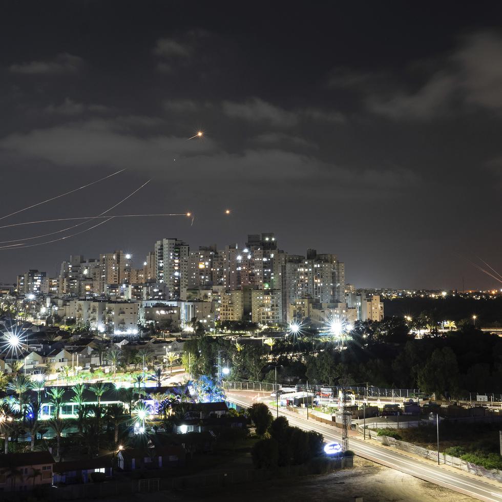 El sistema antimisiles israelí Cúpula de Hierro intercepta cohetes lanzados desde la Franja e Gaza, en Ashkelon, en el sur de Israel, el sábado 13 de mayo de 2023. (AP Foto/Tsafrir Abayov)