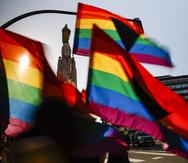imagen de archivo de un grupo de personas con unas banderas en el Día Internacional del Orgullo LGTBI. EFE/Miguel Toña
