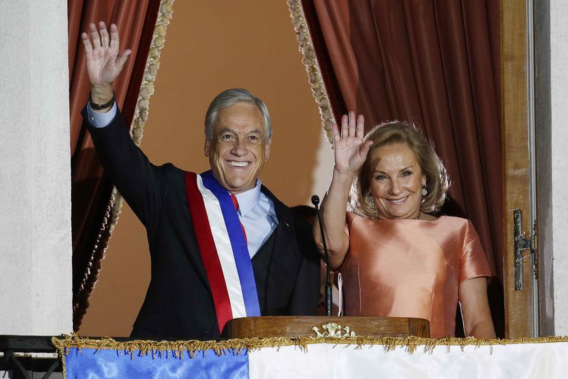 El nuevo presidente de Chile, Sebastian Piñera (i), y su esposa Cecilia Morel (d), saludan durante su discurso de asunción en el Palacio de La Moneda, en Santiago, Chile(EFE/Elvis González).