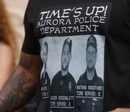 Terrance Roberts usa una camisa con fotografías de oficiales del Departamento de Policía de Aurora involucrados en la detención de Elijah McClain, de 23 años.