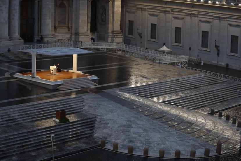 El papa Francisco, vestido de blanco y de pie en el centro, pronuncia la oración Urbi et orbi desde la vacía Plaza de San Pedro, en el Vaticano. (AP)
