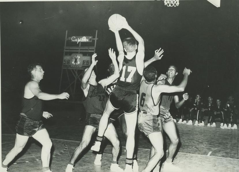 El baloncesto en la década de 1950 se jugaba en canchas de cemento, al aire libre. A extrema izquierda, Juan "Pachín" Vicens durante un partido.