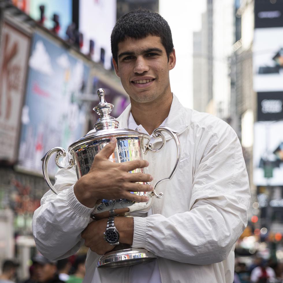 El campeón del US Open, el español Carlos Alcaraz, posa con el trofeo en Times Square, Nueva York, el lunes 12 de septiembre de 2022. (AP Foto/Yuki Iwamura)