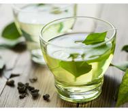 Té verde: Después del agua natural, el té verde es considerada la bebida más saludable del planeta. Ha mostrado tener actividad antidiabética, antibacteriana, antiinflamatoria, antiobesidad y anticancerígena. Un dato: Los bebedores de té verde tienen hasta 3% menos de riesgo de enfermedad cardiovascular.