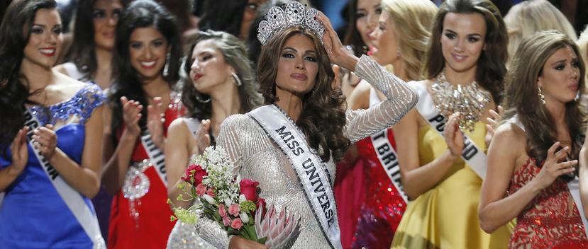 Miss Universo Gabriela Isler, de Venezuela, se ajusta la corona tras ganar el certamen en Moscú. Venezuela ha ganado en siete ocasiones el Miss Universo. Es el segundo país más premiado en este certamen, solo detrás de Estados Unidos. (AP)