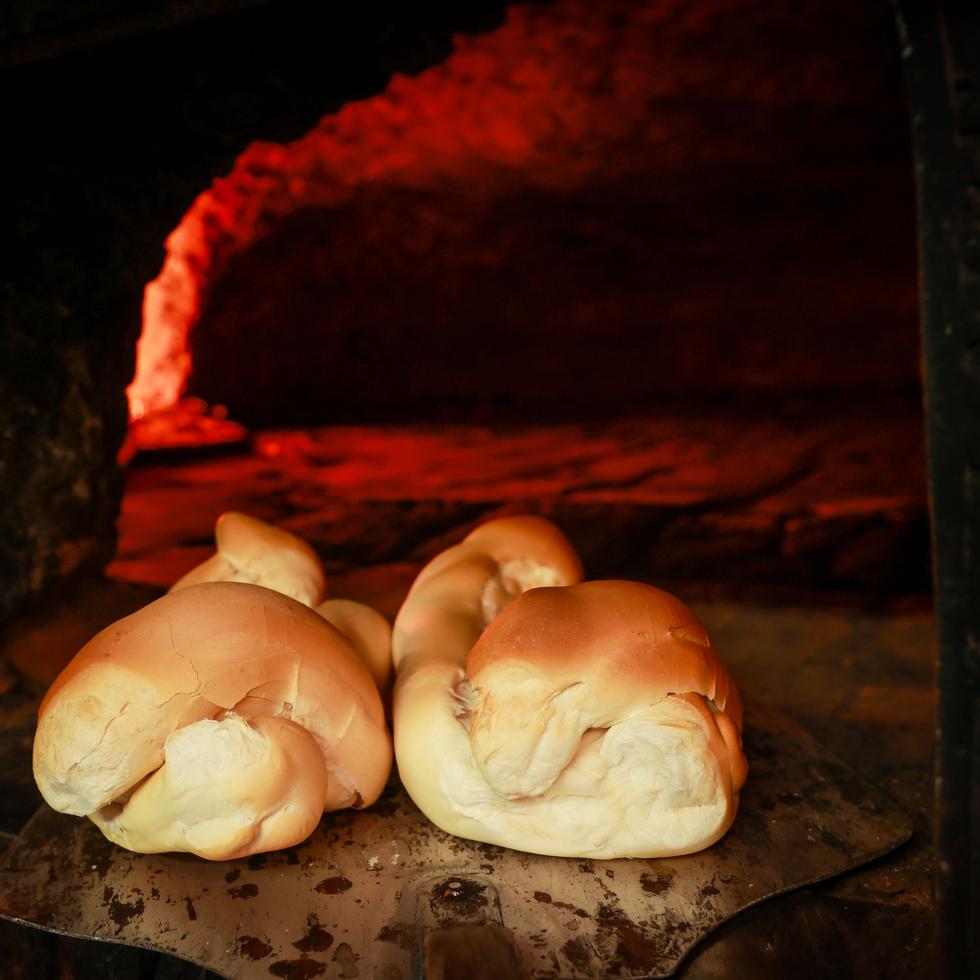 El famoso pan de la "patita echá" en el horno de la panadería La Patria.