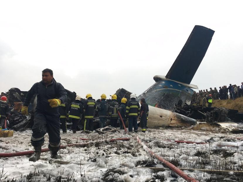 Al menos 49 personas han muerto y 22 resultaron heridas al estrellarse este lunes un avión de la línea bangladesí US-Bangla durante la maniobra de aterrizaje en el aeropuerto de Katmandú (AP).