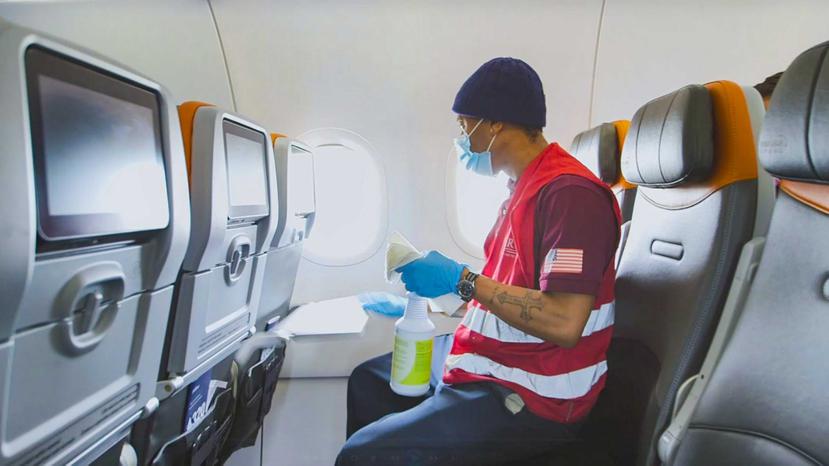 Las aerolíneas han implementado protocolos de limpieza y desinfección más estrictos durante la pandemia.