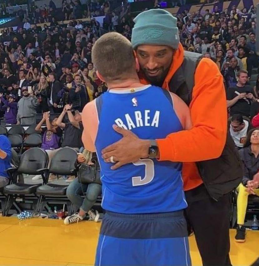 José Juan Barea abrazó a Kobe Bryant previo al juego de Dallas ante los Lakers el pasado 29 de diciembre en Los Ángeles. (Instagram)