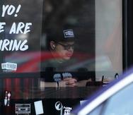 Los economistas esperan que la tasa de desempleo se mantenga en 3.6% por quinto mes consecutivo. En la foto, un aviso ofreciendo empleo en un restaurante en Schaumburg, Illinois.