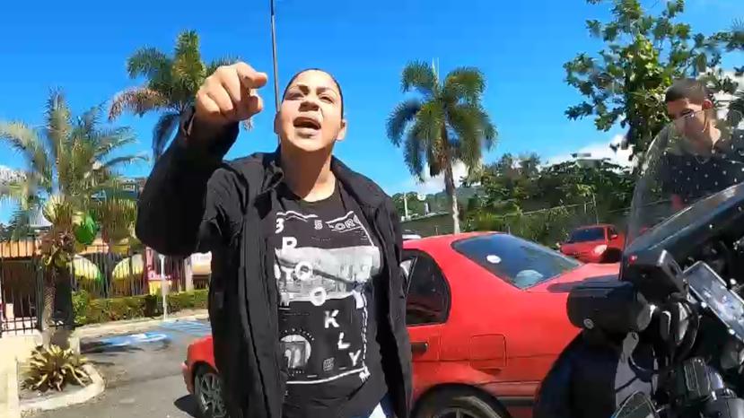 Captura de un vídeo grabado por la cámara corporal del policía que intervino con  Amanda Marie Santiago López por usar el teléfono celular mientras conducía en Utuado.
