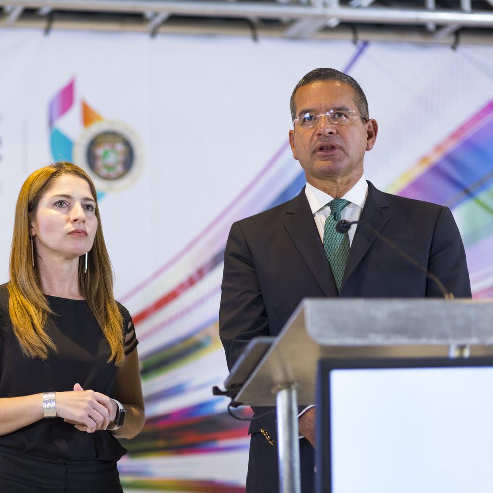 Nannette Martínez Ortiz junto al gobernador Pedro Pierluisi.