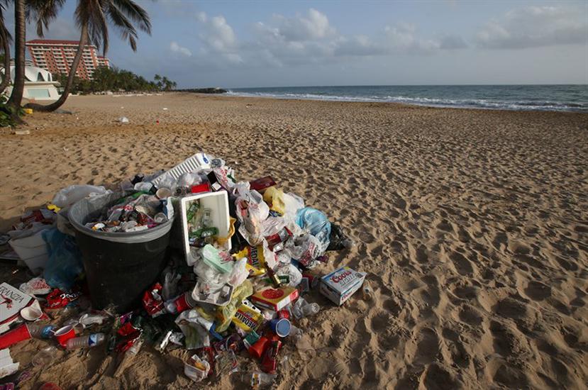 No tires basura en las playas. Lleva un bolso reusable para acumular tus desechos.