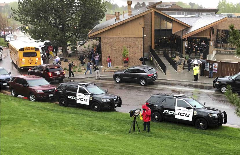La respuesta de los oficiales fue inmediata. En la imagen, agentes y otros frente a la escuela. (AP/ David Zalubowski)