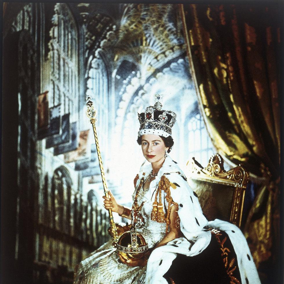En 1952, luego de la muerte de su padre, fue proclamada reina.