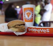 Vista del sándwich de Popeyes. (AP)