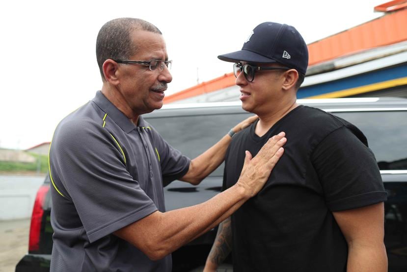 Daddy Yankee junto al alcalde de Toa Baja, Bernardo "Betito" Márquez.