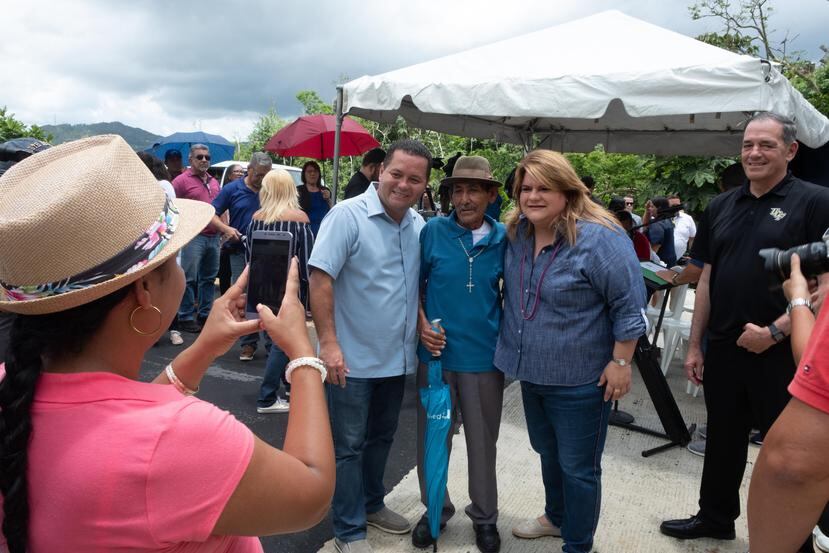 La comisionada residente Jenniffer González, durante la inauguración de la carretera del sector Los Cintrón del barrio de Guaraguao, junto al alcalde de Guaynabo, Ángel Pérez. (GFR Media)