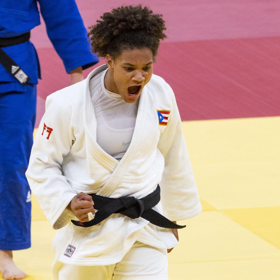 La judoca boricua María Pérez celebra su victoria.