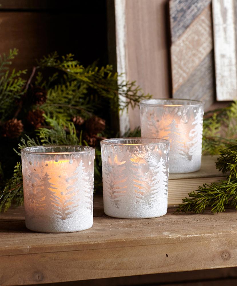 Llena cada rincón de tu hogar o sorprende a un ser querido con los exquisitos aromas de las velas Seasons by Atypical Living, en el segundo nivel.