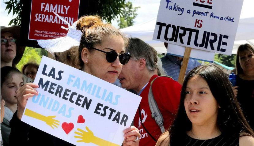 Manifestantes sostienen carteles contra el gobierno estadounidense que decidió separar a los padres solicitantes de asilo de sus hijos. (AP)