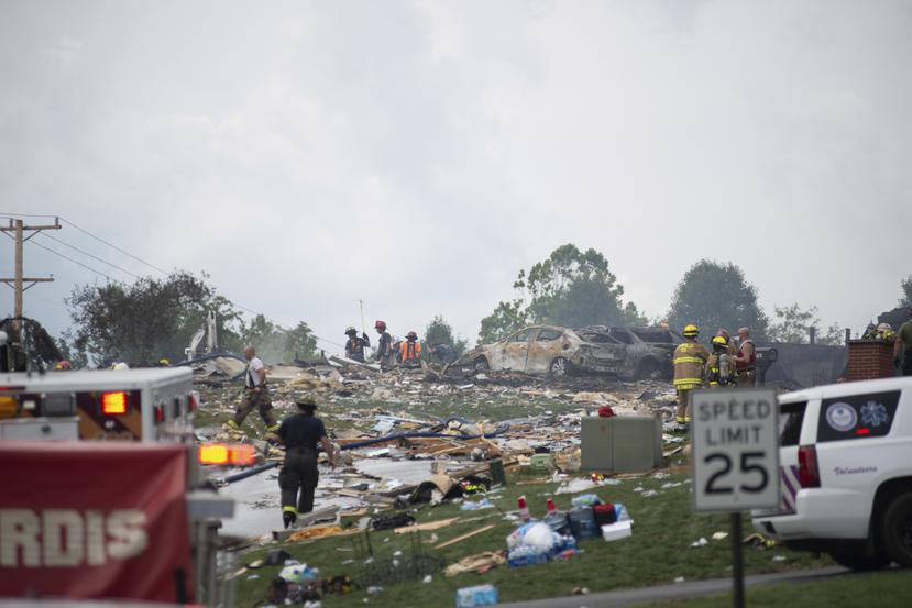 Policía y servicios de emergencia realizan tareas de búsqueda tras la explosión en una zona residencial en Plum, Penilvania, el sábado 12 de agosto de 2023.