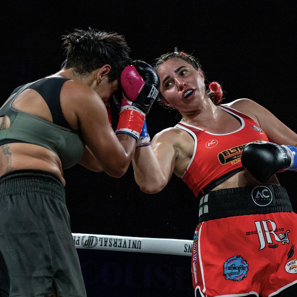 Stephanie Piñeiro (derecha) castiga a Simone Da Silva durante una pelea el 2 de diciembre de 2023 en Bayamón.