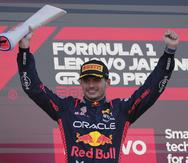 Max Verstappen celebra en el podio tras su victoria en Japón.