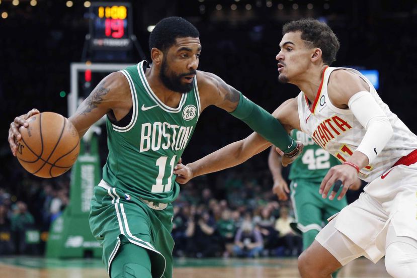 El jugador de los Celtics de Boston Kyrie Irving, izquierda, driblea el balón junto a Trae Young, de los Hawks de Atlanta. (AP)