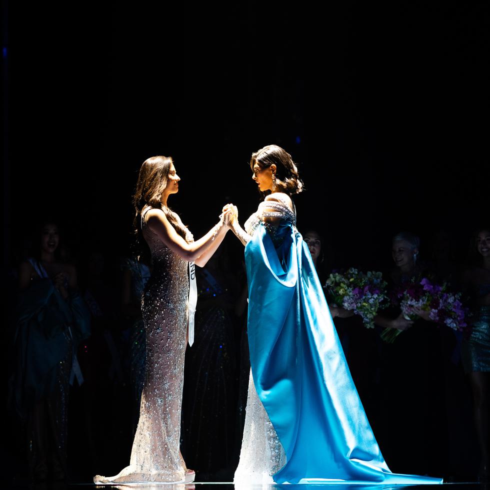 Sheynnis Palacios, Miss Nicaragua Universe 2023, (a la derecha), y Anntonia Porsild, Miss Tailandia, se toman las manos segundos antes de conocer quién sería la nueva Miss Universe.
