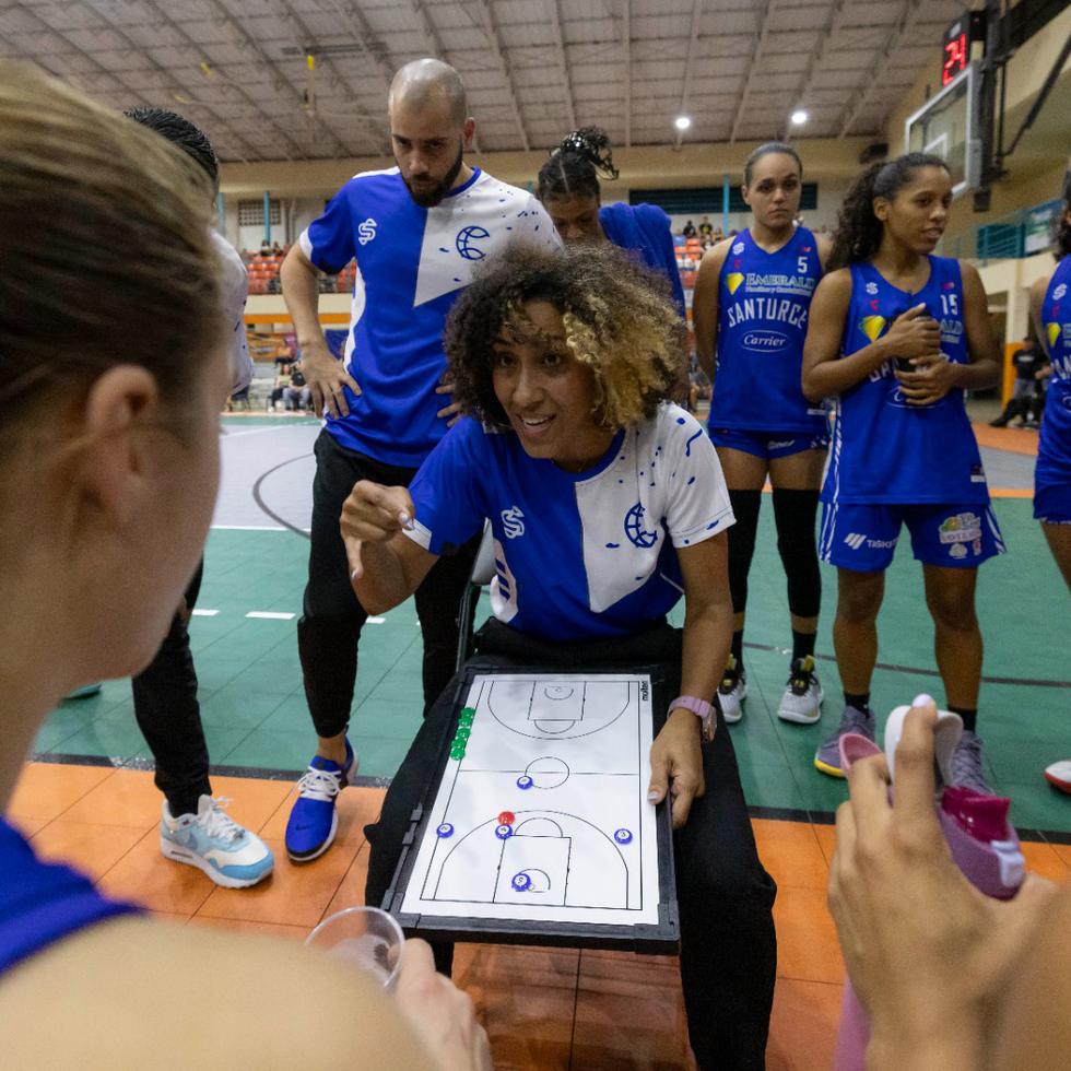 Carla Cortijo imparte instrucciones durante el partido entre Cangrejeras y Ganaderas el lunes.