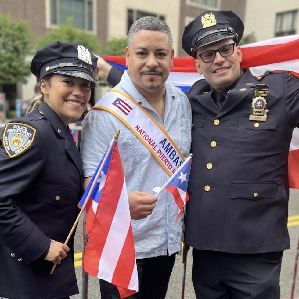 Edward Cabán, al centro, durante su participación en el Desfile Nacional Puertorriqueño de Nueva York de 2022.